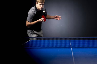 Tenis oynayan genç adamın portresi 