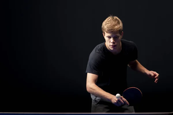 Retrato de jovem jogando tênis — Fotografia de Stock