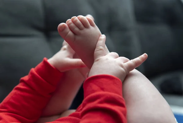 Arme und Beine des Babys — Stockfoto