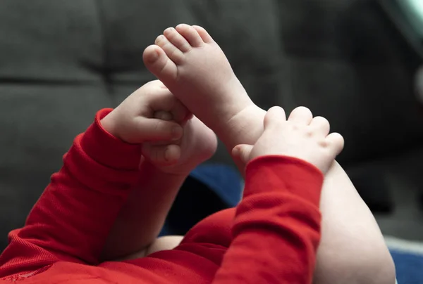 Hände und Füße des Babys — Stockfoto