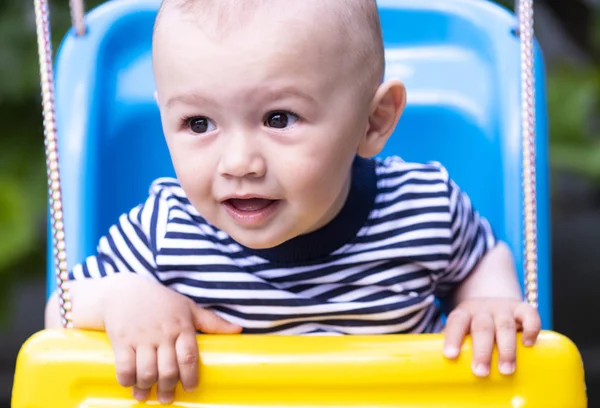 Glückliches Baby genießt Aktivitäten im Freien — Stockfoto