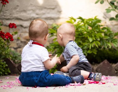 İki bebek çocuklar oynuyorlar 