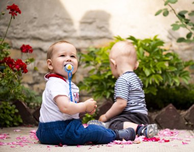 İki bebek çocuklar oynuyorlar 