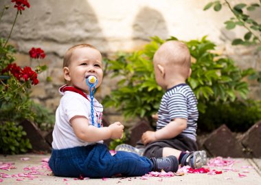 İki bebek çocuklar oynuyorlar 