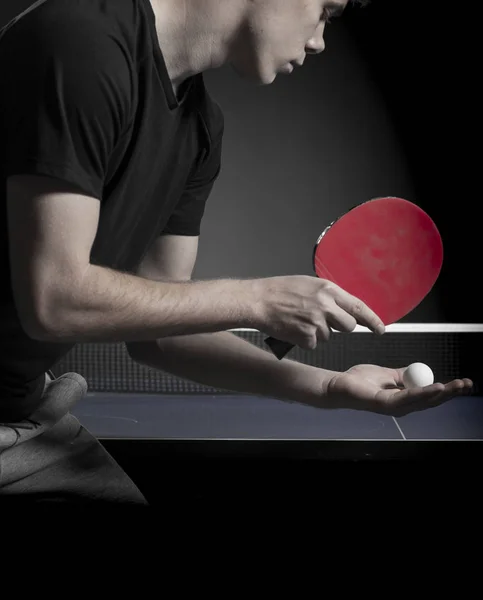 Retrato de jovem jogando tênis — Fotografia de Stock