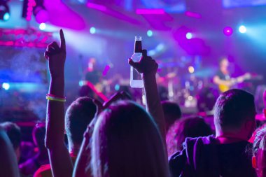 kalabalık bir konserde 