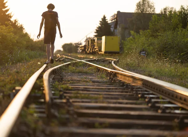 Çantalı yalnız bir çocuk gerçek dünyada yürüyor.