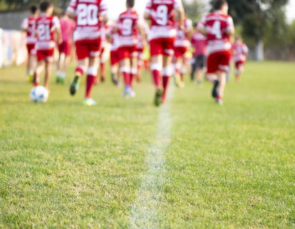 Νέοι ποδοσφαιριστές τρέχουν — Φωτογραφία Αρχείου