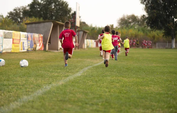 若いサッカー選手が走る — ストック写真