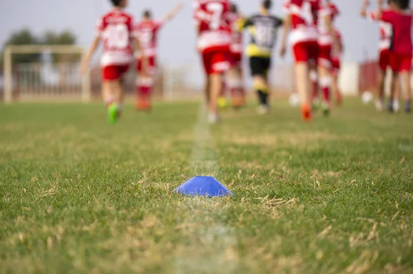 Futó fiatal focisták — Stock Fotó