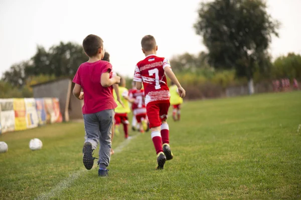 Giovani giocatori di calcio in esecuzione — Foto Stock