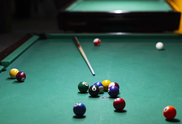 Billiard balls on green table with billiard cue — Stock Photo, Image