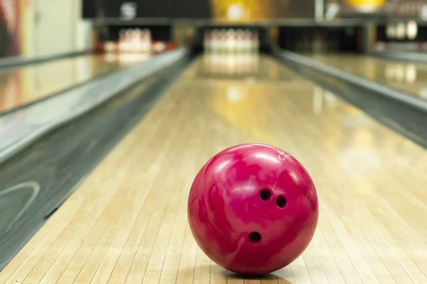 Розовый мяч в боулинг-клубе — стоковое фото