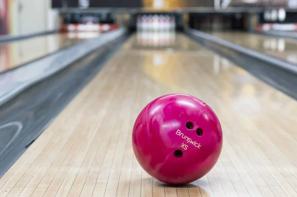 Bola rosa en el club de bolos —  Fotos de Stock