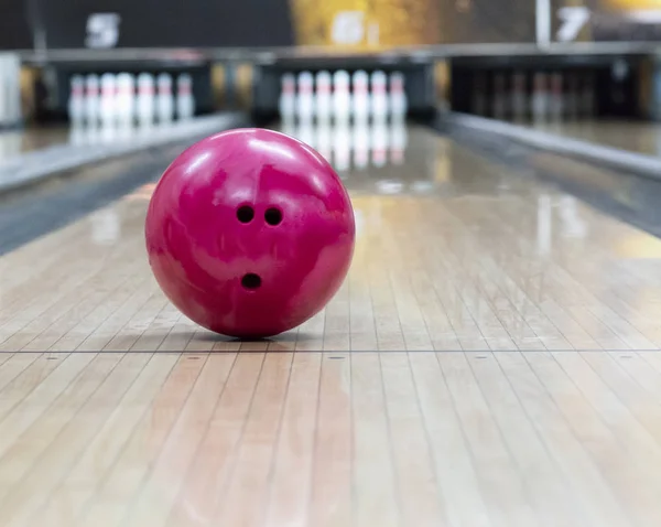 Розовый мяч в боулинг-клубе — стоковое фото