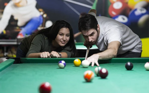 Casal jovem jogando snooker — Fotografia de Stock