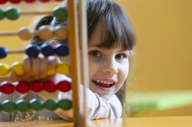 Güzel küçük kız. 