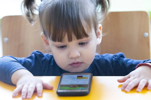 Kislány játék okostelefonon — Stock Fotó