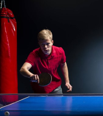 Tenis oynayan genç adamın portresi 