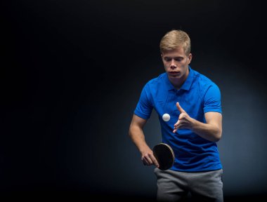 Tenis oynayan genç adamın portresi 