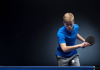 Tenis oynayan genç adamın portresi 