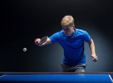 Tenis oynayan genç adamın portresi 