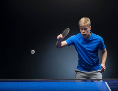 Tenis oynayan genç adamın portresi 