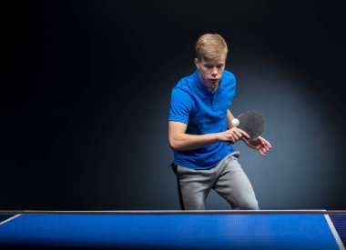 Tenis oynayan genç adamın portresi 