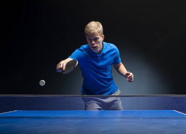 Tenis oynayan genç adamın portresi 