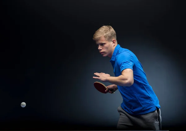 Retrato de jovem jogando tênis — Fotografia de Stock