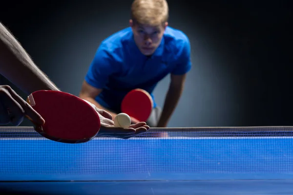 Retrato de un joven jugando tenis —  Fotos de Stock