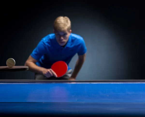 Retrato de jovem jogando tênis — Fotografia de Stock