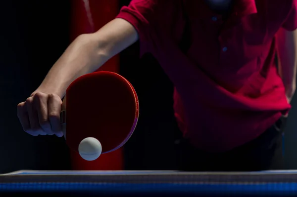 Masa tenisi pinpon raketleri ve beyaz top. 