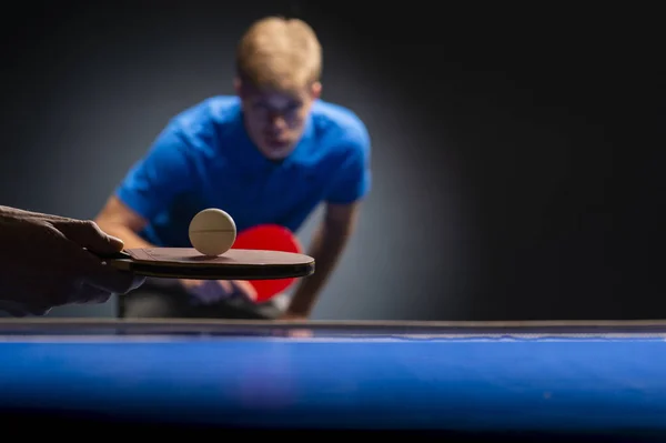 Porträt eines jungen Mannes beim Tennisspielen — Stockfoto