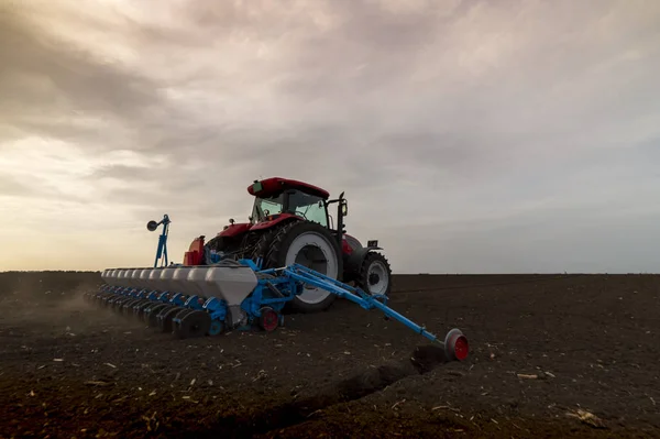 Zaaien van gewassen op landbouwvelden in het voorjaar — Stockfoto