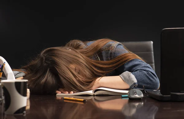 Μια φοιτήτρια κοιμάται με βιβλία στο γραφείο της.. — Φωτογραφία Αρχείου