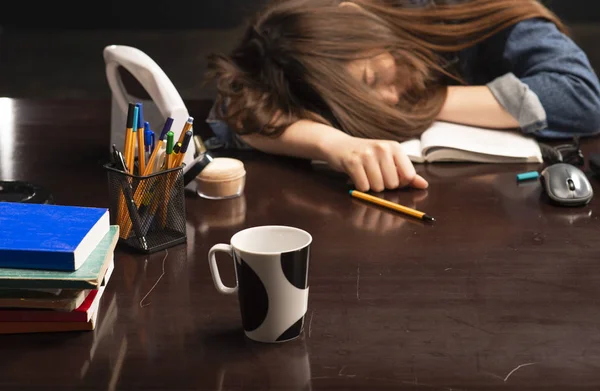 Estudante dormindo com livros em sua mesa . — Fotografia de Stock