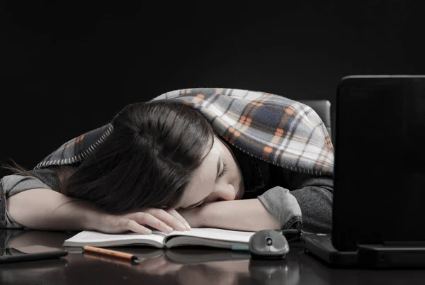 Жінка-студент спить з книгами за її столом . — стокове фото