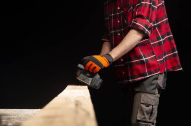 Marangoz elektrik planlayıcı ile çalışır 