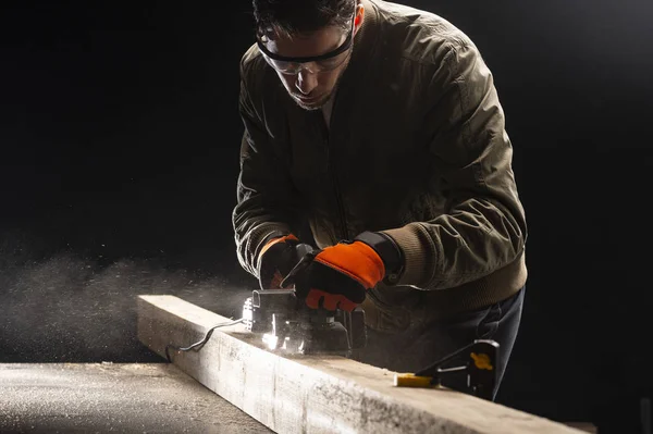 Carpenter works with electrical planer — Stock Photo, Image