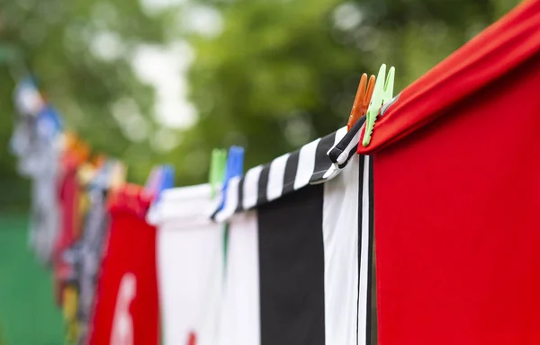 Ropa colorida colgando para secar en una línea de lavandería — Foto de Stock