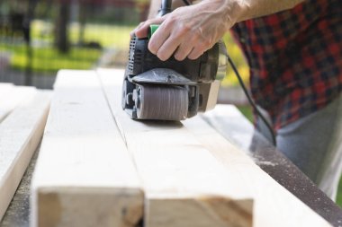 Marangoz elektrik planlayıcı ile çalışır 