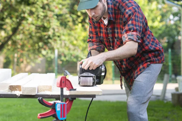 Genç marangoz elektrik planlamacısıyla çalışıyor. 