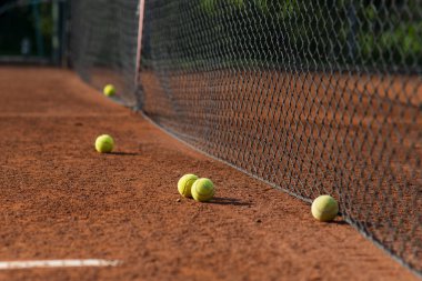 Tenis kortunda tenis topu antrenmanı.
