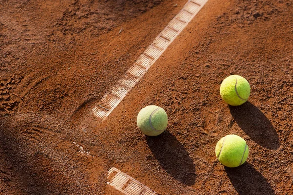 Treinando bola de tênis na quadra de tênis — Fotografia de Stock