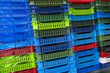 Renkli Plastik kutular bir diğeri üzerine yığılmış 