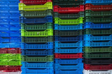 Renkli Plastik kutular bir diğeri üzerine yığılmış 