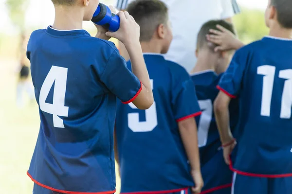 Futbol takımındaki çocuklar. Koçuyla bir takımda duran genç çocuklar — Stok fotoğraf