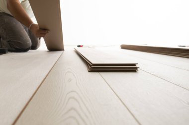 Adam yeni eve lamine döşeme kuruyor