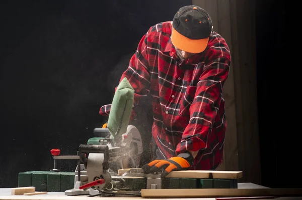 Marangoz, marangoz dükkanında marangozluk yapıyor. — Stok fotoğraf